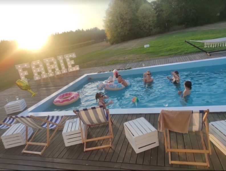 Blaski i cienie rodzinnych wyjazdów grupowych z dziećmi