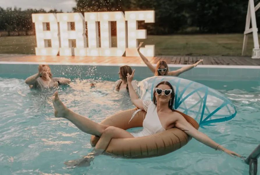 Kto płaci za wieczór panieński?