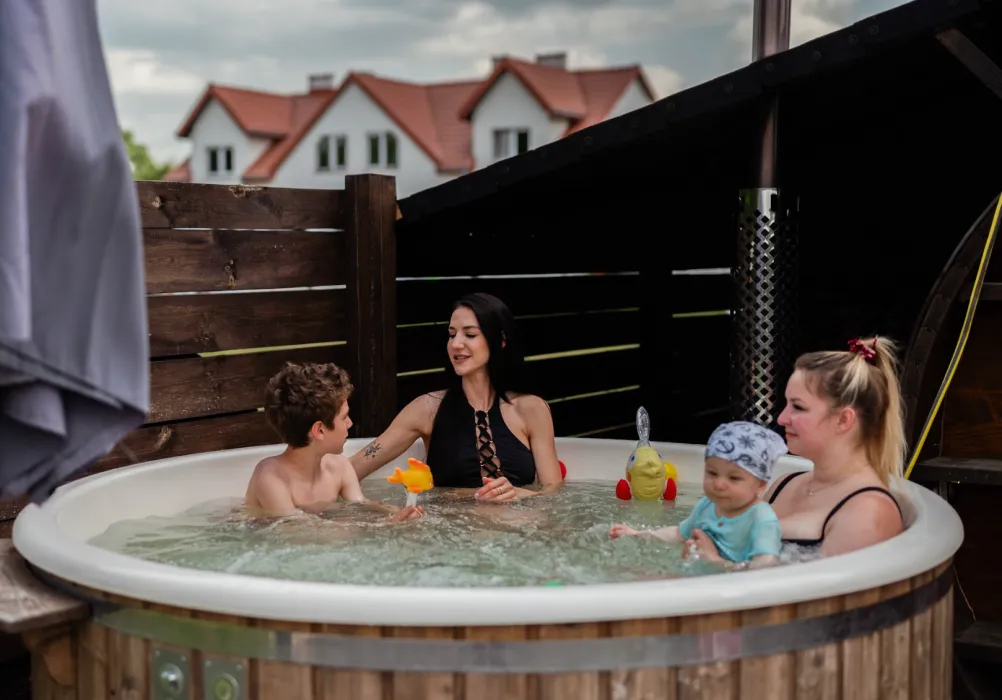 Gorąca zabawa w jacuzzi i saunie podczas rodzinnego pobytu